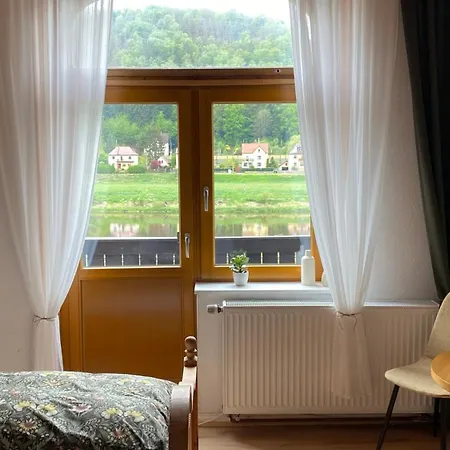 Elbblick - Im Frueheren Pensionshaus *